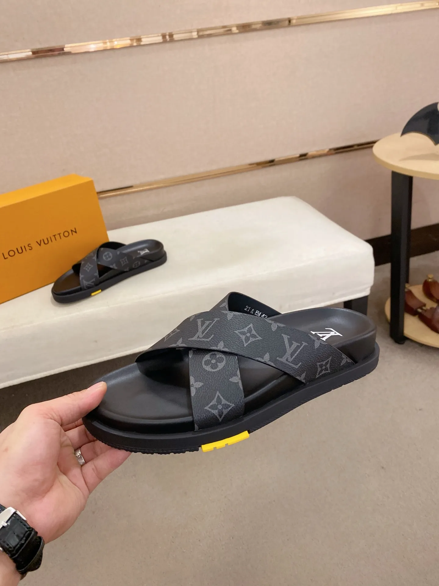 Factory price: 420💰Made by LV🔍Top purchasing agent. Men's spring and summer slippers are available at the same counter. The uppers are made of cowhide imported from Italy. High-quality craftsmanship, soles: original soles specially provided by the original factory, exclusive movable molded soles are super comfortable, original factory follow-up goods, 🔍🔍high quality, can be entered and exited the counter at will, welcome to compare, code number 38-44. Can be customized45